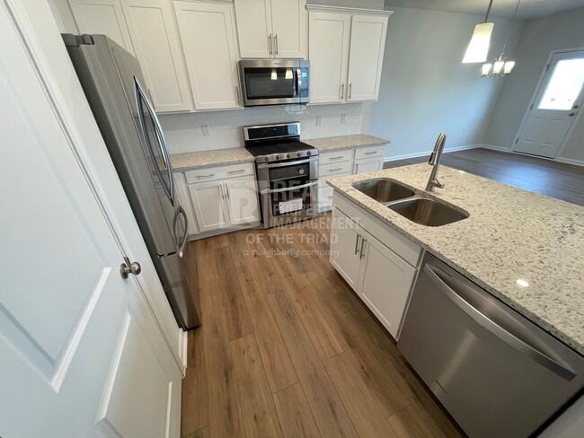 Foto del edificio - Brand New 3bd/2.5BA END UNIT townhome in F...