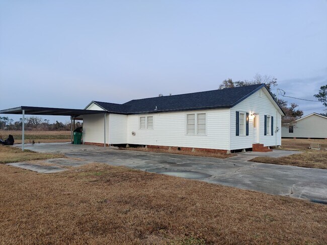 Building Photo - 2520 Alma Dr