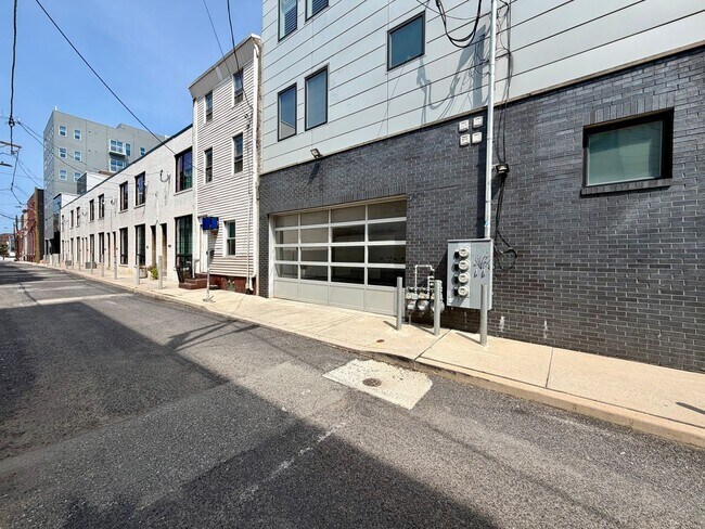 Building Photo - 113 Master St