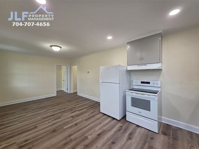 Foto del edificio - Fully Renovated 2 Bed/1 Bath Ranch in Salisbury!