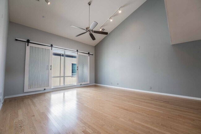 Building Photo - 2/BD 2/BA Rare 3-Story Downtown Rental – S...