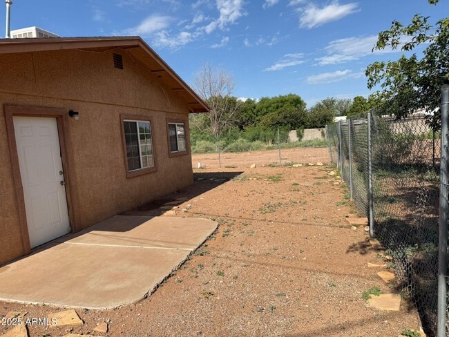 Foto del edificio - 2484 N Sulphur Springs St