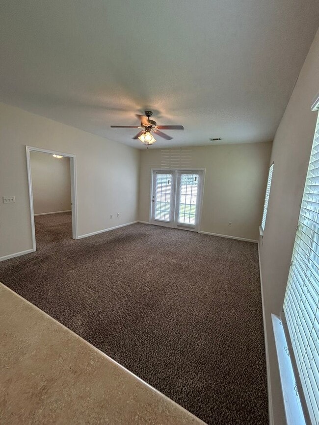 Building Photo - Available now! 2 bed/ 2 bath Townhouse in ...