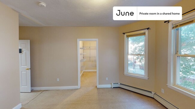 Foto del edificio - Private bedroom in 3 bed/1 bath Home