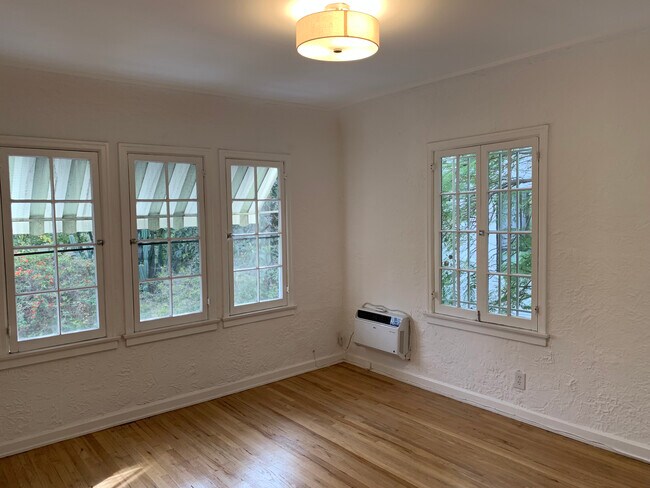 Foto del edificio - 851 N Fuller Ave