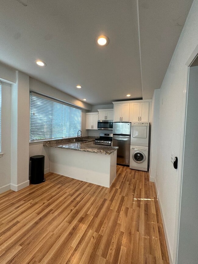 Building Photo - Spacious downstairs apartment near the fro...