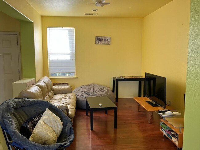 Building Photo - Beautiful 4-Bedroom Home for Rent in North...