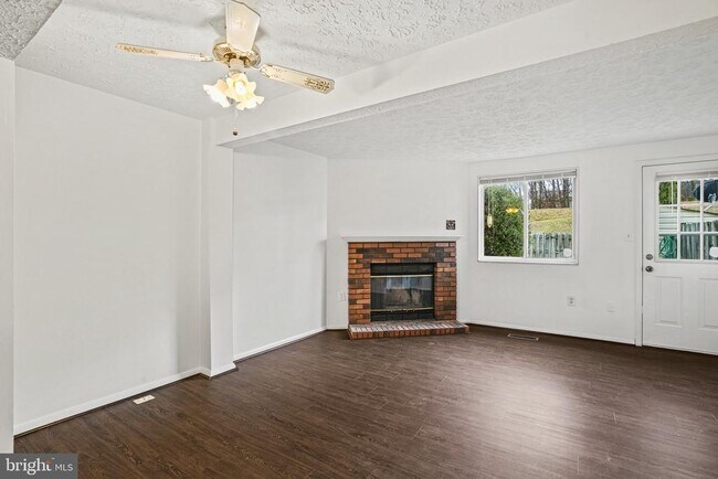 Foto del edificio - 3525 Laurel View Ct