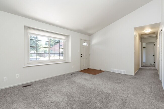 Asiento junto a la ventana orientada al sur. - 1956 Promenade Way