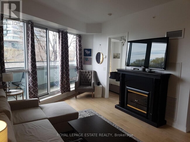 Photo du bâtiment - 2212 Lake Shore Blvd W