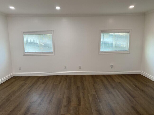 Foto del edificio - 7217 Eckstrom Ave