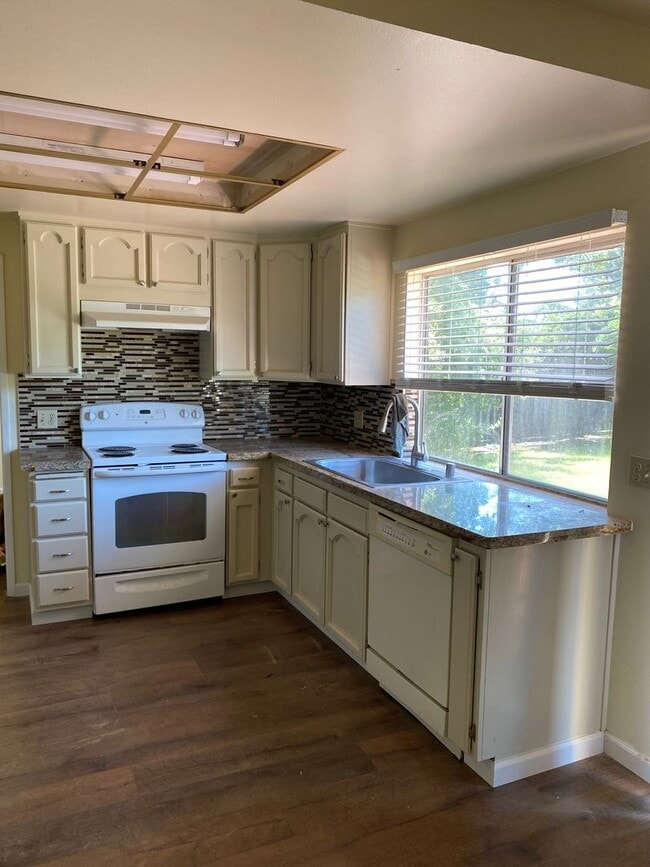 Building Photo - Coming Soon - Beautifully remodeled 5 bed/...