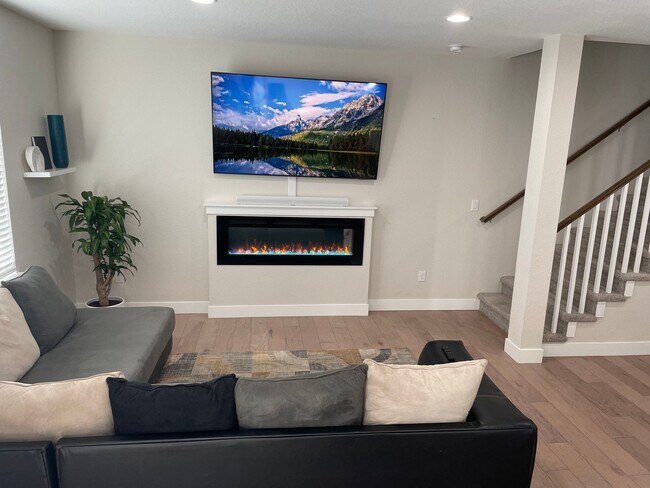 Building Photo - Beautiful 3 Bed 2 Bath Townhouse with W/D ...