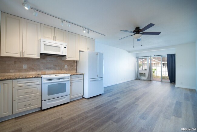 Building Photo - Available Now!  Highly desirable 2 bdrm, 2...