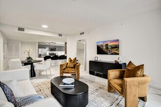 Building Photo - 101 Via Mizner