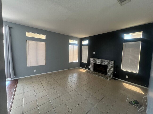 Building Photo - Welcome Home in the Desirable Orangecrest Community!