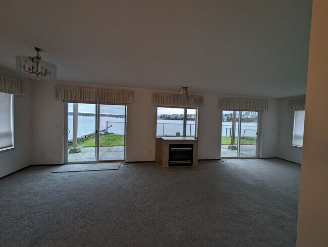 Foto del edificio - 2-Bedroom Waterfront Home in Manette