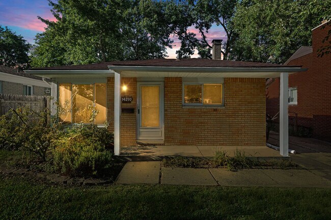 Foto del edificio - BEAUTIFUL 3 BED 1.5 BATH HOME  IN OAK PARK MI