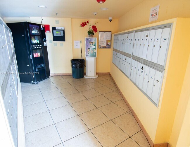 Building Photo - 9686 Fontainebleau Blvd