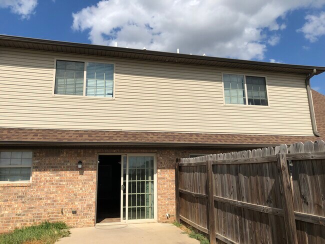 back of duplex - 345 Princess Plz