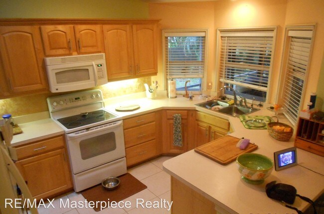 Building Photo - 1641 SE Pleasantview St