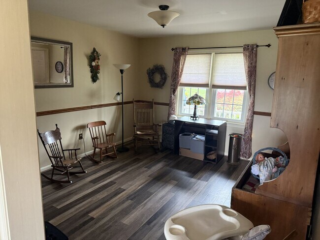 Foto del edificio - 1223 E Newport Rd