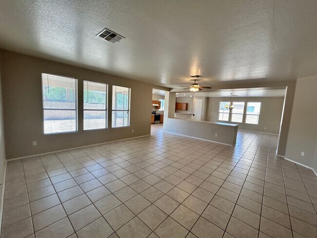 Foto del edificio - Spacious single story Peoria stunner w/New...