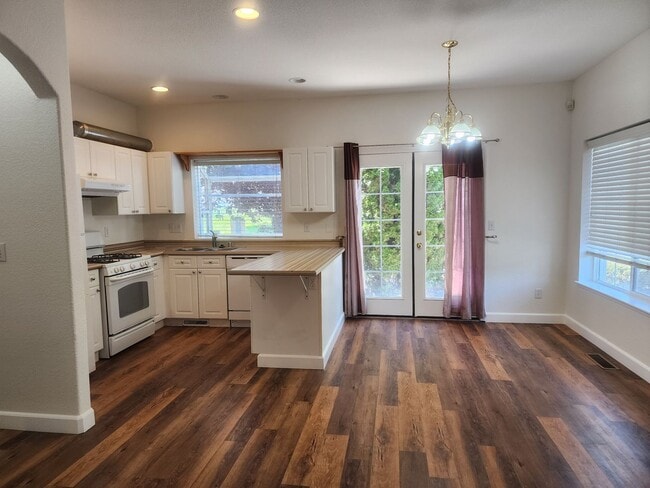 Building Photo - Cute 3 bedroom, 2.5 bath two story home wi...