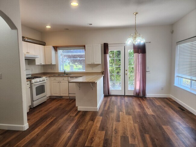 Foto del edificio - Cute 3 bedroom, 2.5 bath two story home with 1448 sq ft of living space