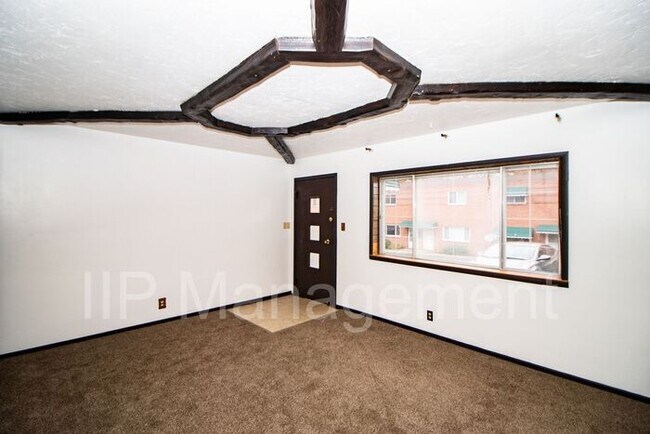 Building Photo - Updated 2 Bedroom Townhouse for rent in Be...