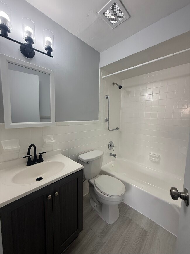 Foto del edificio - 2969 Four Towers Dr