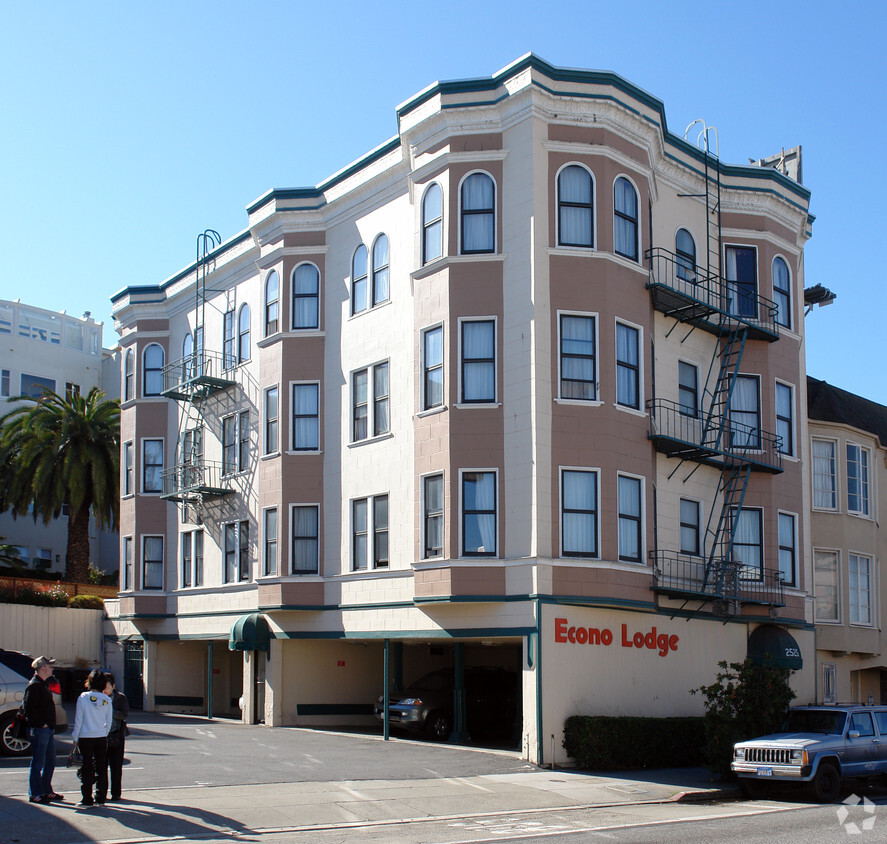 Building Photo - 2525 Lombard St