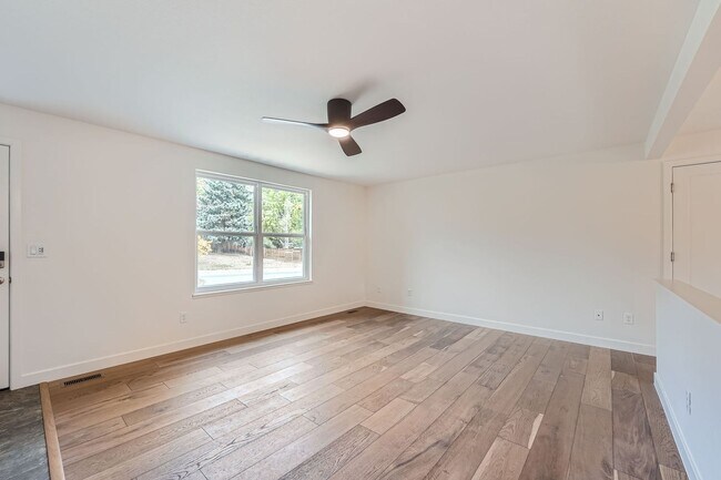 Building Photo - Just Renovated! Stunning 5BD, 3BA Home Clo...