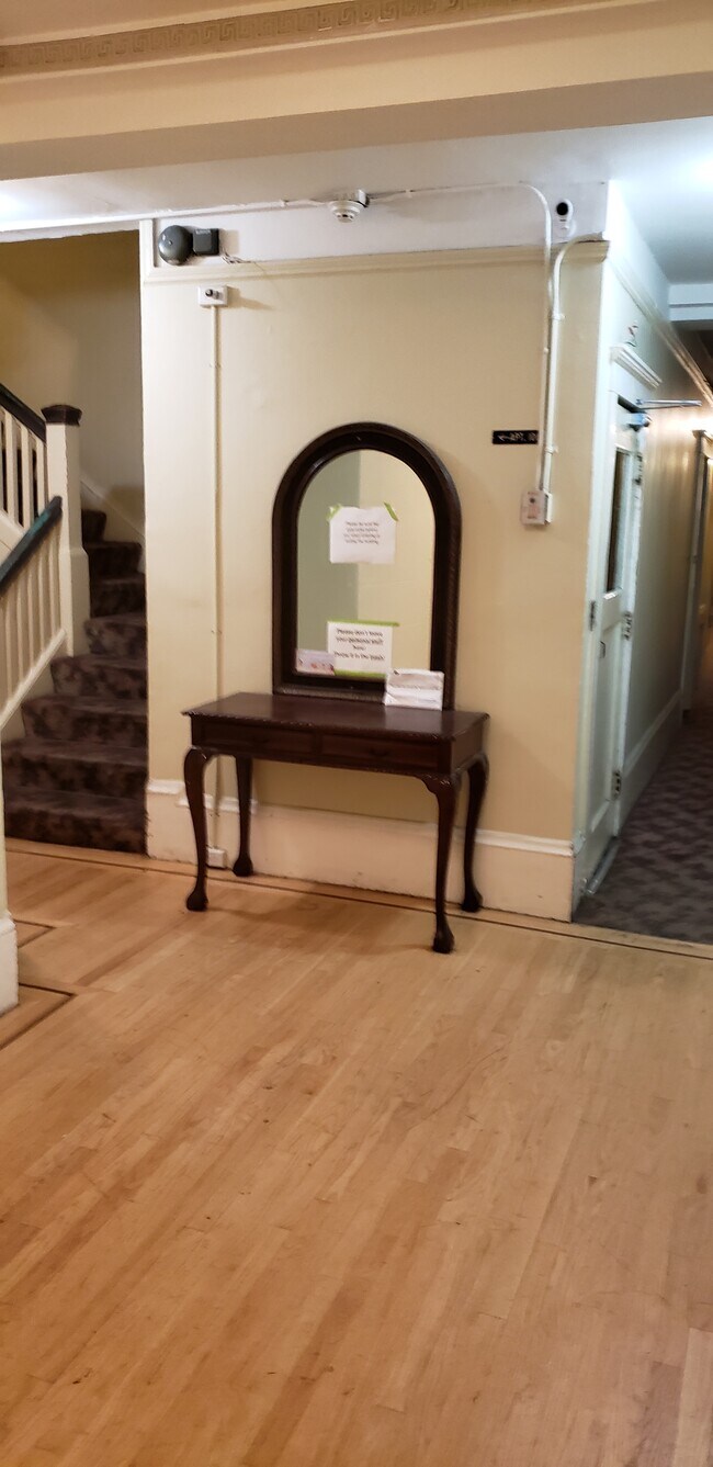 Building lobby - 615 Leavenworth St