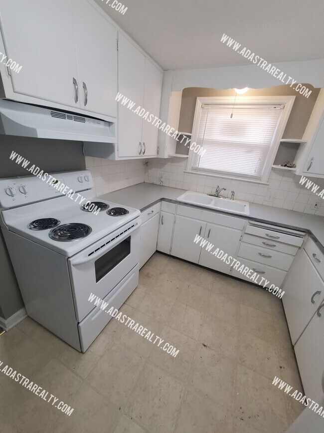 Foto del edificio - Spacious Raytown Home-Available NOW!!