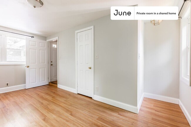 Foto del edificio - Room in Shared 9 bed/2 bath home