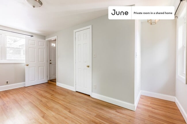 Building Photo - Room in Shared 9 bed/2 bath home