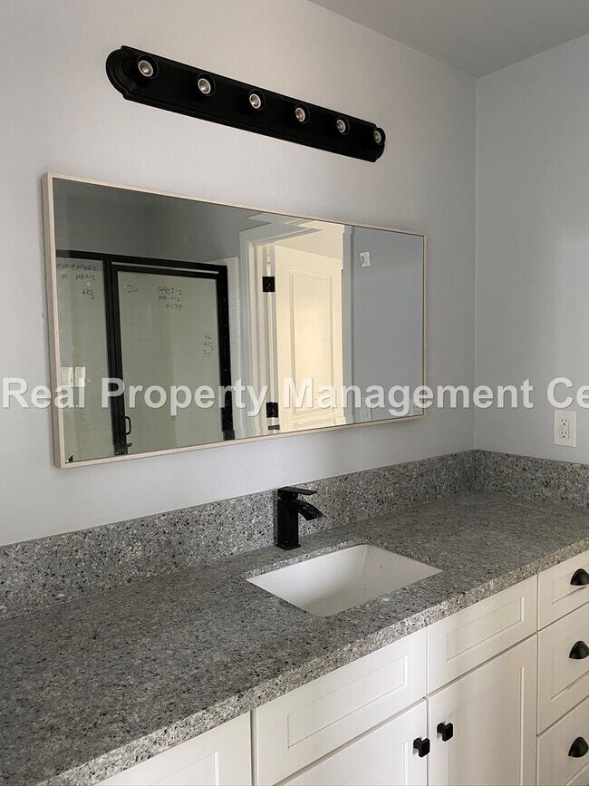 Foto del edificio - 1192 S 13th St