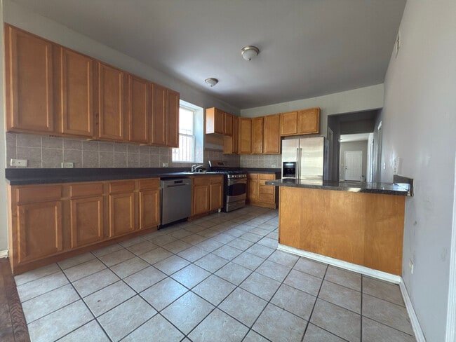 Building Photo - 5116 S Prairie Ave