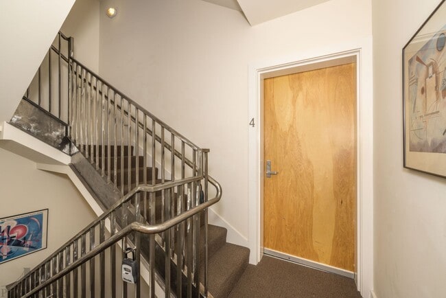 Building Photo - 3 Bed, 2 Bath - Updated Mission Condo + St...
