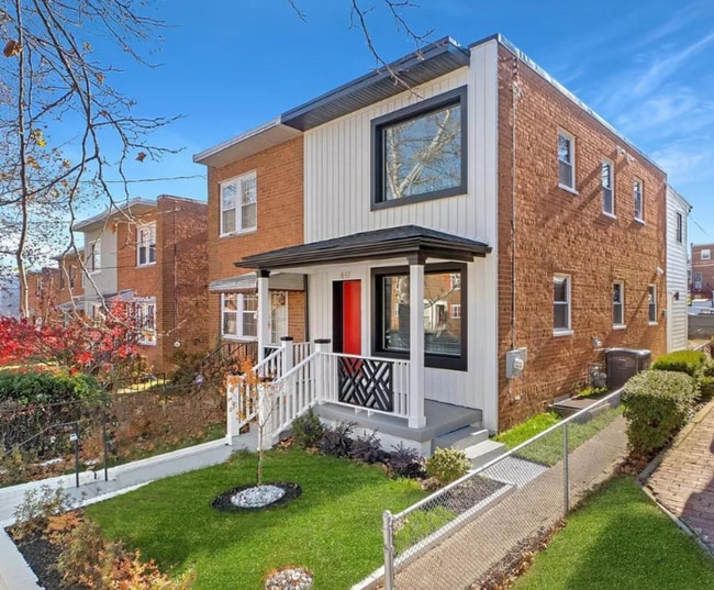 Building Photo - 647 Kennedy St NE