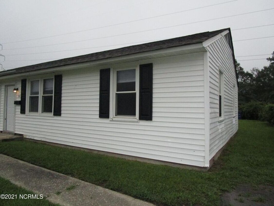Primary Photo - Nice 2 Bedroom 1 Bath Duplex, Centrally Lo...