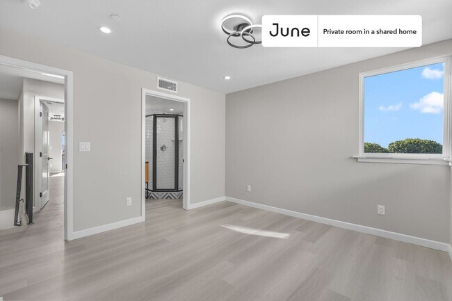 Foto del edificio - Room in Shared 5 bed/5 bath home