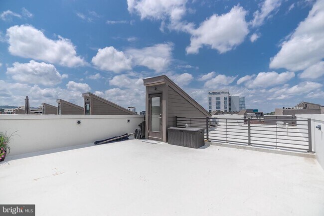 Building Photo - 606 Lakeview Ct