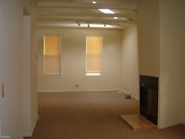Building Photo - 2 br, 2 bath Apartment - 1500 N Wieland St