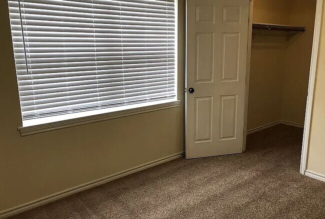 Building Photo - 1811 Sara Dr