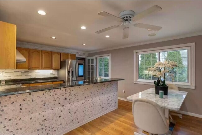 Foto del edificio - 1033 N Claremont Dr