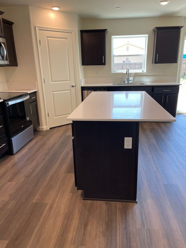 Foto del edificio - Beautiful New Home – Ready for Immediate M...