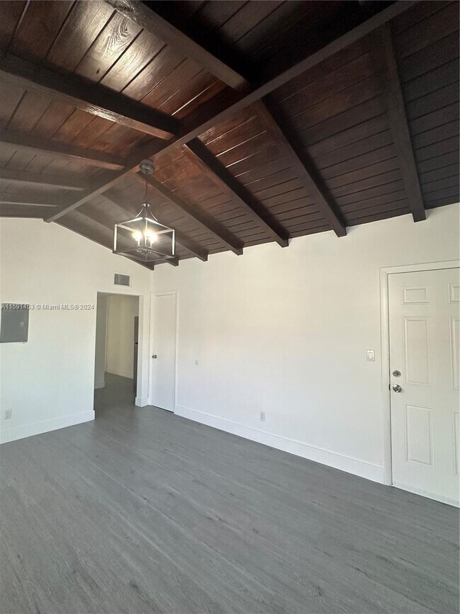 Building Photo - 502 SW 27th Ave