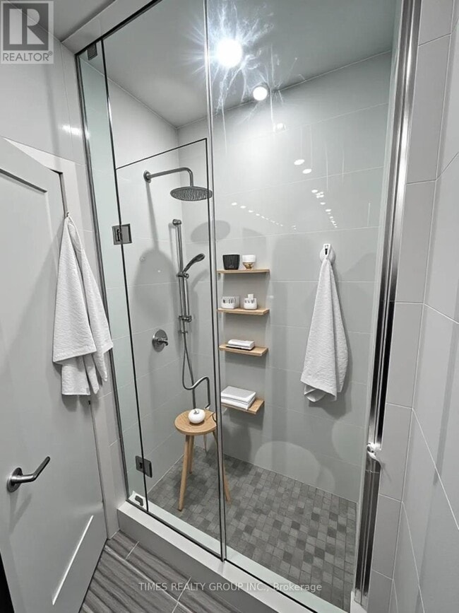 Building Photo - 728 Queen St E